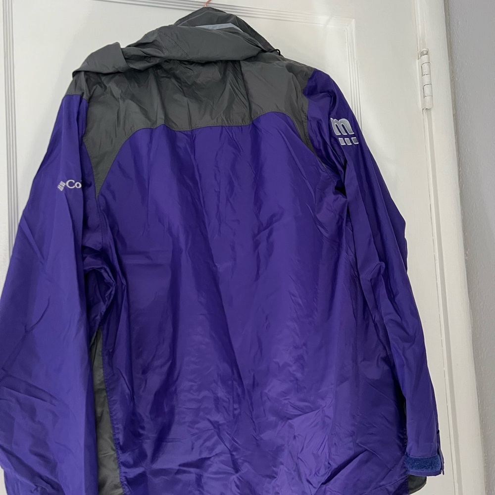 A Versatile And Lightweight Full-Zip Shell Jacket… - image 5